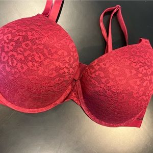 2 Victoria’s Secret bras pink